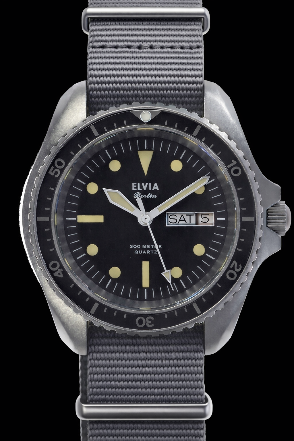 ELVIA Day/Date Military Divers Watch with Sapphire Crystal and Quartz Movement